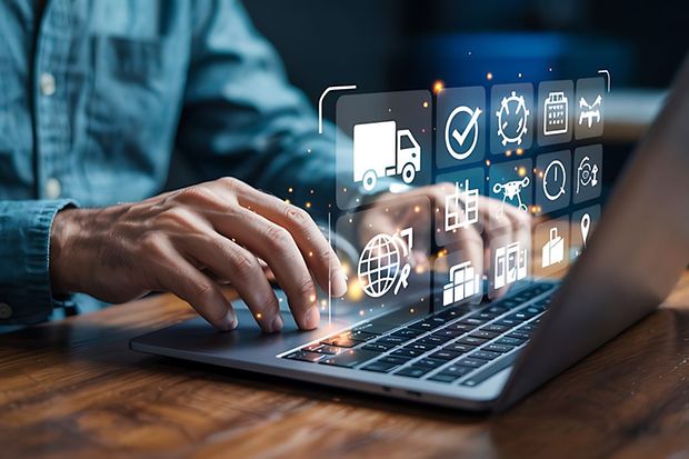 Geschäftsmann verwendet Laptop mit Lieferkettentechnologie für das Logistikmanagement, organisiert und kontrolliert Ressourcen.