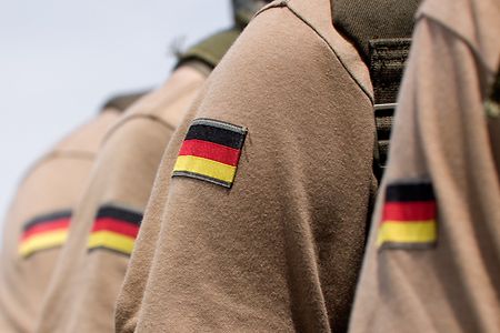 Bundeswehrsoldaten in brauner Dienstkleidung mit der Deutschland-Flagge am Oberarm