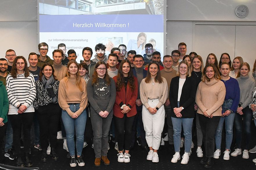 Gruppenfoto junger Menschen bei einer Informationsveranstaltung zum Weiterbildungsstipendium