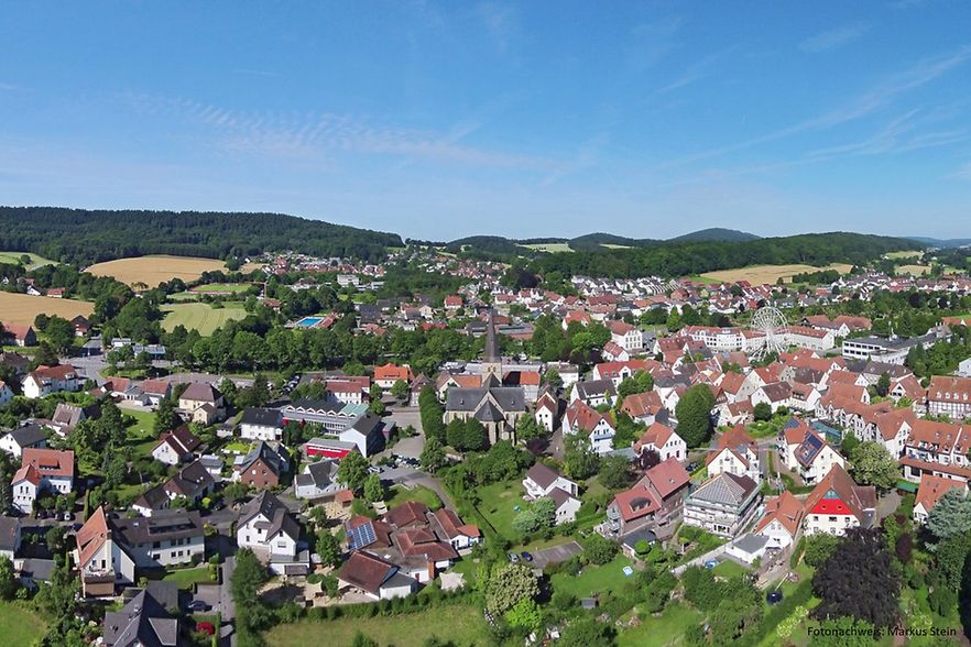 Luftaufnahme der Stadt Werther in Nordrhein-Westfalen an einem sonnigen Tag.