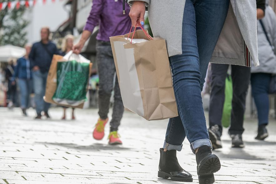 Menschen mit Einkaufst&uuml;te in einer Innenstadt