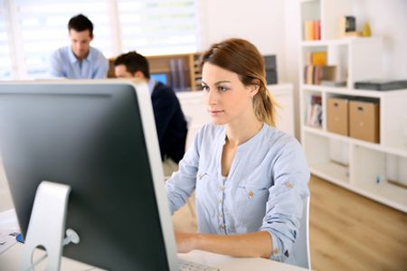 Frau sitzt am Computer