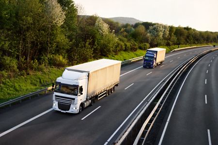 Zwei Lastwagen fahren auf einer Autobahn