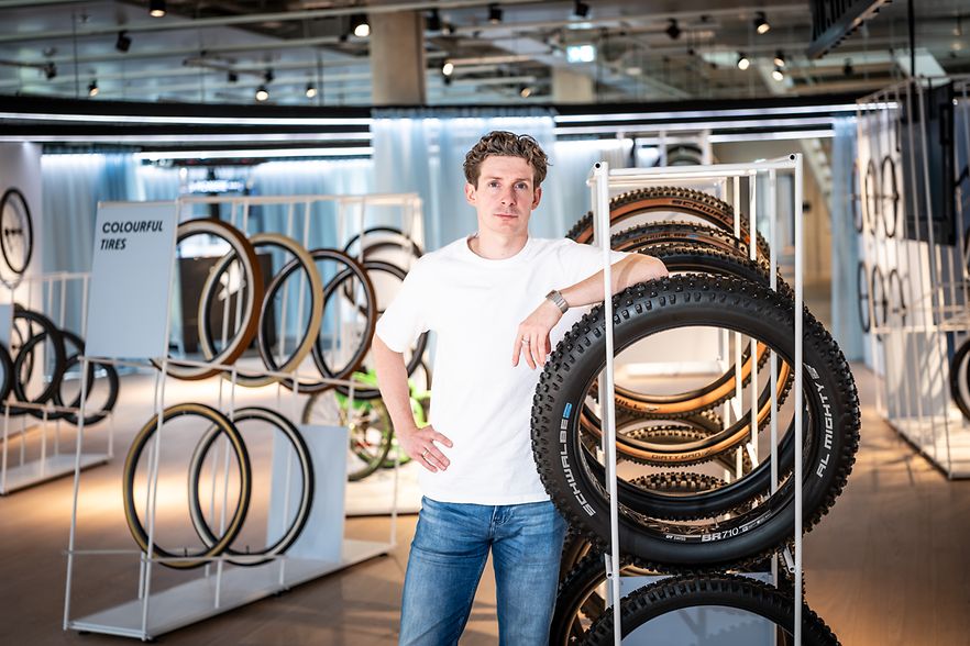 Felix Jahn ist Leiter der CSR-Abteilung bei Schwalbe. Hier steht er im Reifen-Showroom der Firma.