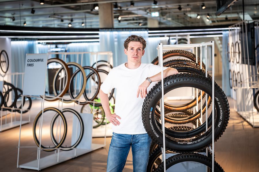 Felix Jahn ist Leiter der CSR-Abteilung bei Schwalbe. Hier steht er im Reifen-Showroom der Firma.