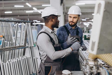 Zwei Menschen mit unterschiedlicher Hautfarbe arbeiten zusammen.