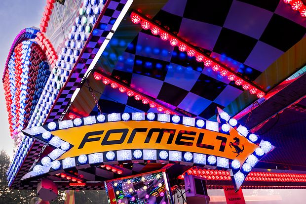 Schild auf der Kirmes: Formel 1