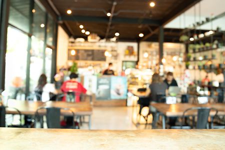 Unscharfe Sicht auf ein Caf&eacute;