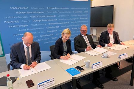 Die Pr&auml;sidenten der Th&uuml;ringer IHKs unterzeichnen mit der Th&uuml;ringer Finanzministerin Katja Wolf ein gemeinsames Positionspapier.