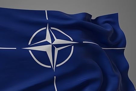NATO-Flagge weht im Wind.