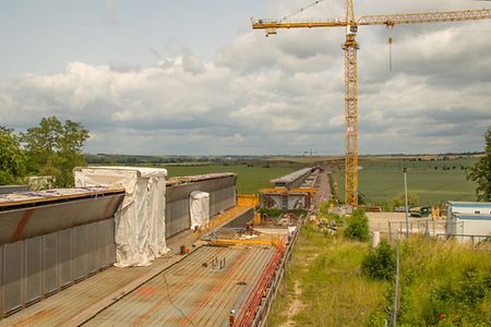 Baustelle der A143 Saaletalbr&uuml;cke bei Salzm&uuml;nde mit Kran und Br&uuml;ckenteilen