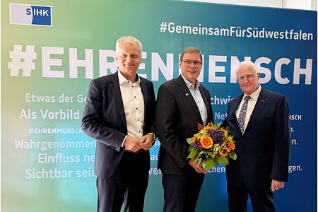 Ralf Geruschkat und Harald Rutenbeck gratulieren Ralf Stoffels zur Wahl als SIHK-Pr&auml;sident.