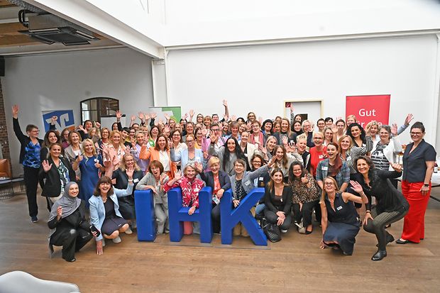 Gruppenfoto von 100 Frauen