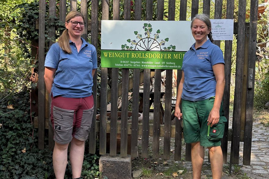Tina Lenke und Carmen Lenke stehen vor dem Eingang zum Weingut Rollsdorfer M&uuml;hle 