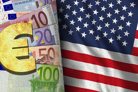 Euro-Banknoten vor USA-Flagge