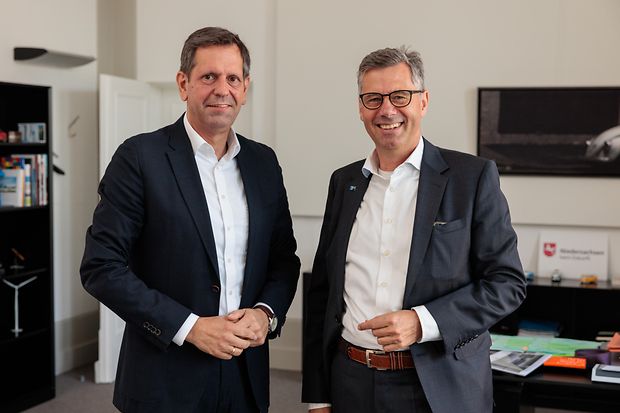 Ministerpr&auml;sident Olaf Lies (l.) und IHKN-Pr&auml;sident Tobias Hoffmann.