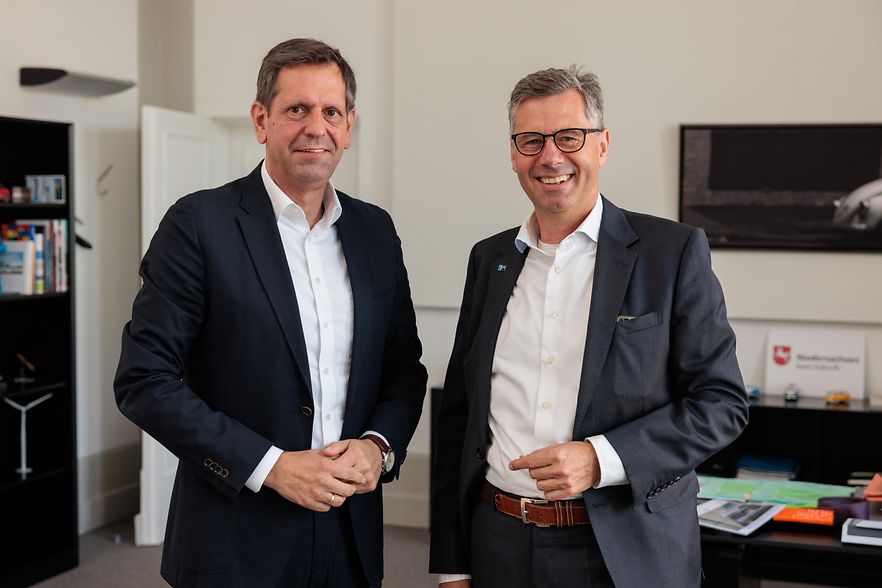 Ministerpr&auml;sident Olaf Lies (l.) und IHKN-Pr&auml;sident Tobias Hoffmann.