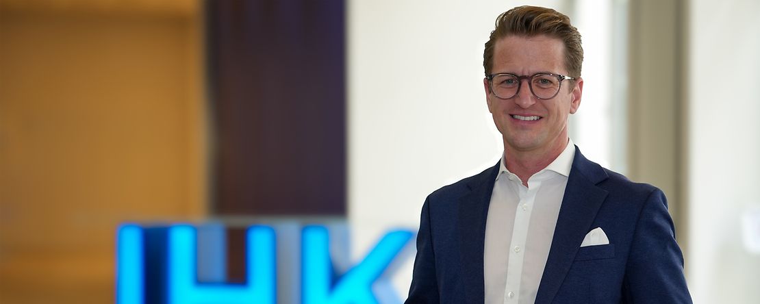 Stefan Kr&auml;mer steht im Foyer der IHK K&ouml;ln