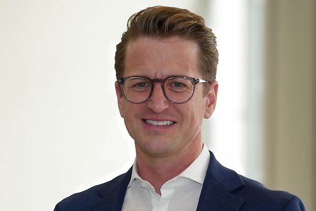 Stefan Kr&auml;mer steht im Foyer der IHK K&ouml;ln