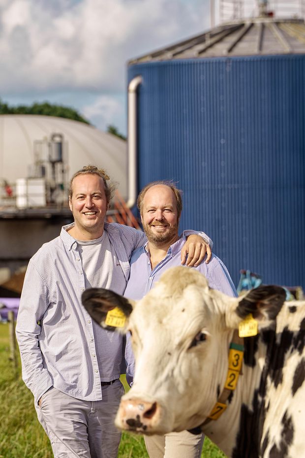 Thilo und Jasper Metzger- Petersen vor ihrer Biogasanlage.