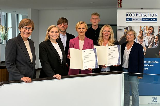 Gruppenfoto bei der &Uuml;bergabe von Urkunden zur IHK-Schulkooperation