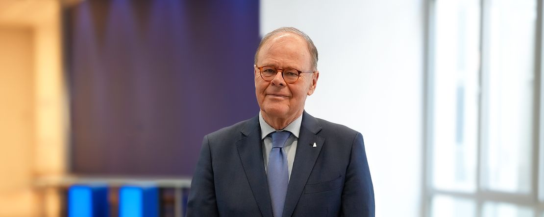 Peter Pauls steht im Foyer der IHK K&ouml;ln.