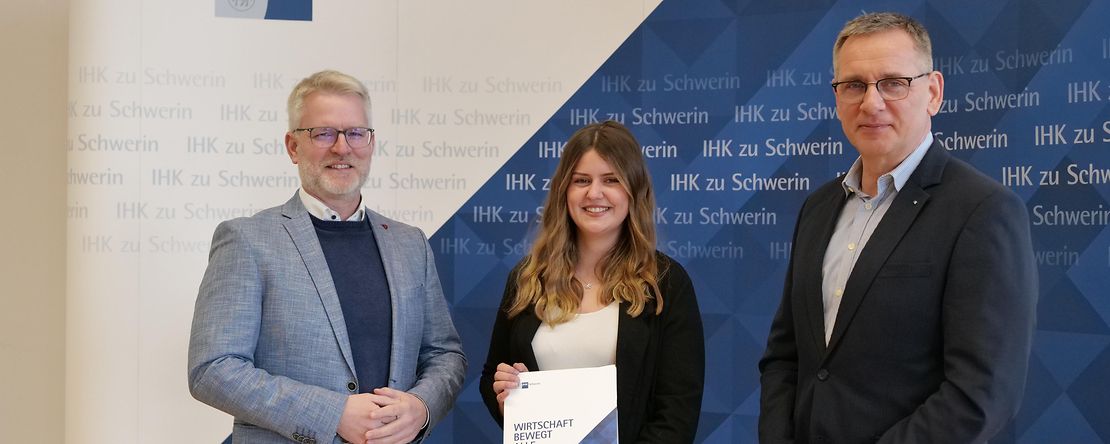 Frau erh&auml;lt Weiterbildungsstipendium