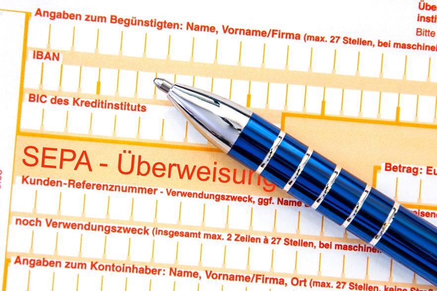 &Uuml;berweisungtr&auml;ger, auf dem ein Stift liegt