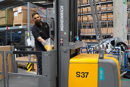 Halil Kardogan f&auml;hrt Gabelstapler
