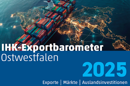 Containerschiff und Weltkarte mit Text &bdquo;IHK-Exportbarometer Ostwestfalen 2025&ldquo;.