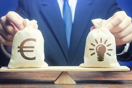 Waage mit Geld-S&auml;cken
