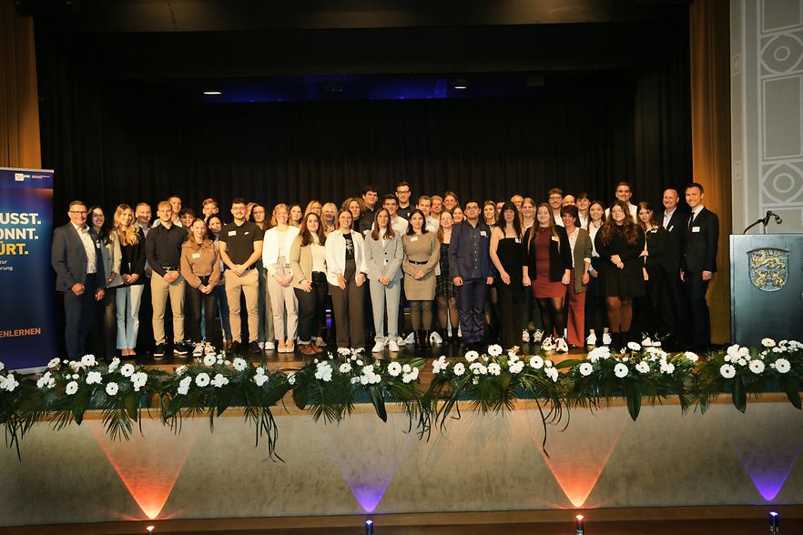 Die Spitzen-Azubis aus dem Schwalm-Eder-Kreis auf der B&uuml;hne der Stadthalle Homberg.