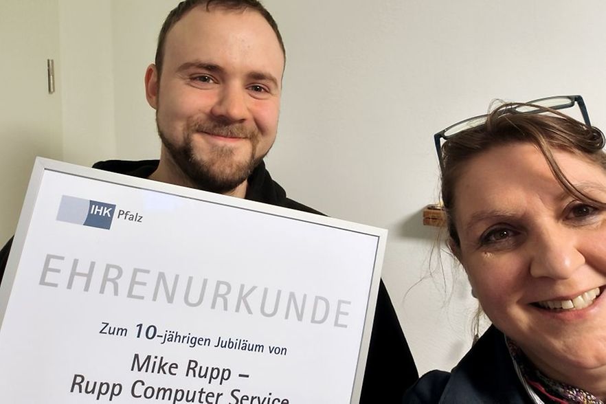 Veronika Pommer gratuliert Mike Rupp zum 10j&auml;hrigen Jubil&auml;um Urkunden&uuml;bergabe