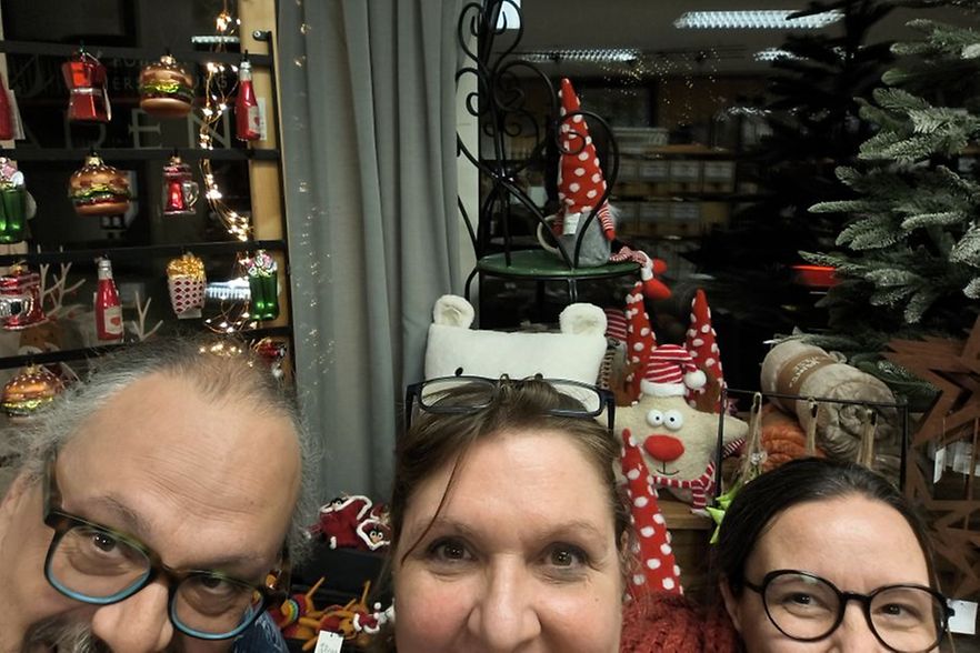 Genussladen Altenglan Inhaber Peter und Anne Knapp mit Veronika Pommer