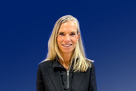 Portr&auml;t von IHK-Vizepr&auml;sidentin Mariska Hoffmann vor blauem Hintergrund