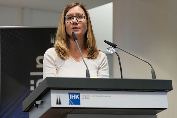 Johanna Reichenbach spricht in ein Mikrofon