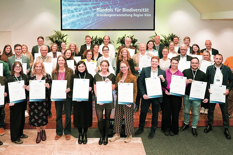 Bündndis für Biodiversität: Gruppenbild mit Urkunden