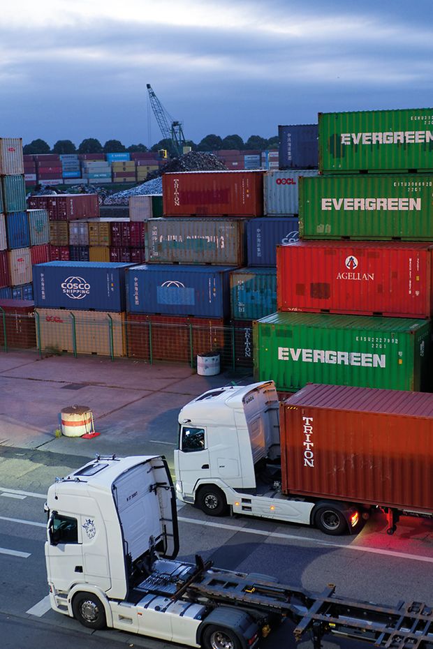 LKW und Container am frühen Morgen im Niehler Hafen. 