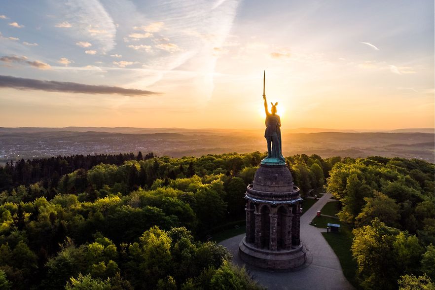 Luftaufnahme des Hermannsdenkmals im Teutoburger Wald bei Sonnenuntergang.