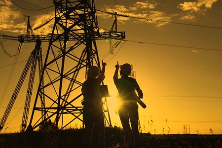 Stromnetzte_Arbeiter_Zoteva_shutterstock_2287107547_Inet_nurOwi