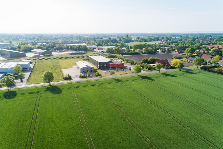 Industriegebiet im l&auml;ndlichen Raum und Ortschaft
