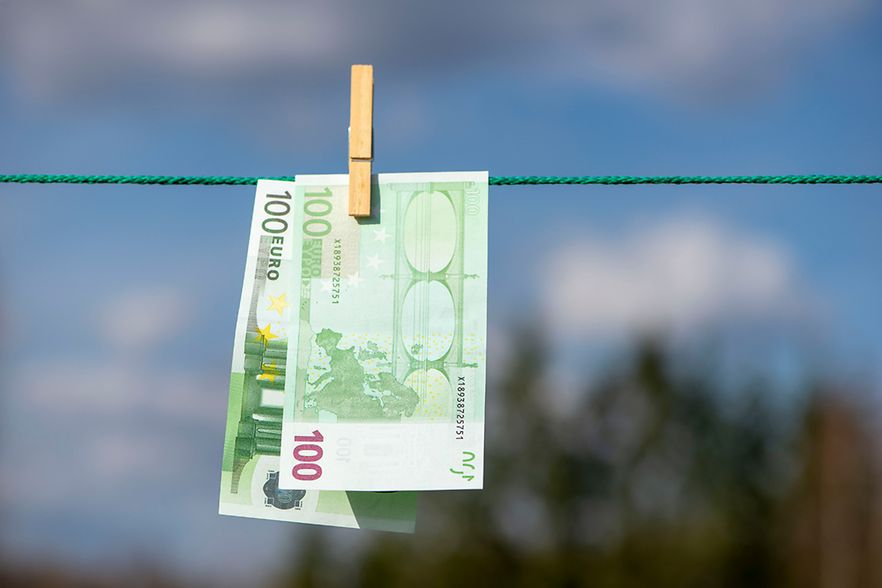 zwei 100-Euro-Geldscheine an einer W&auml;scheleine