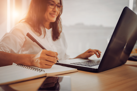 notizen und laptop AdobeStock_371253262