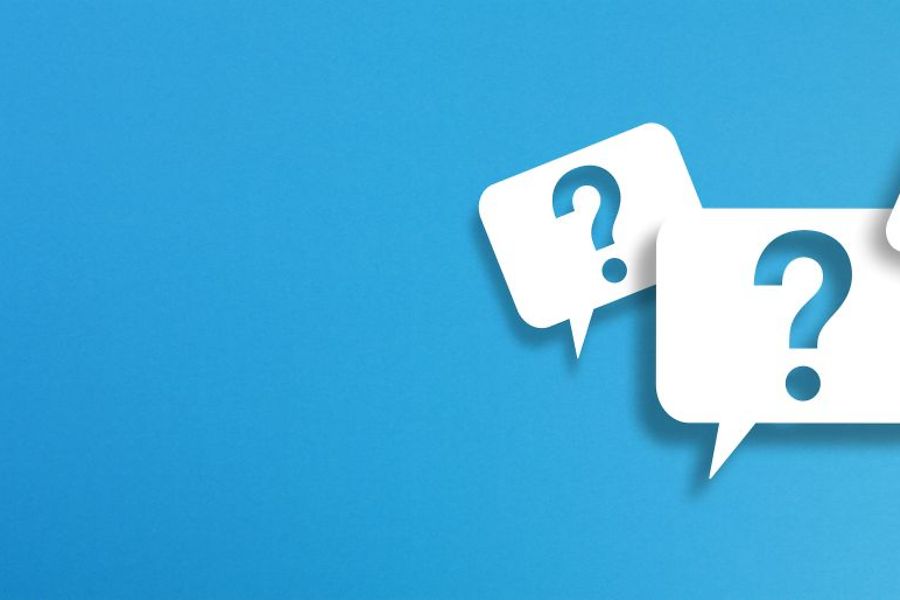 Weiße Sprechblasen mit Fragezeichen auf blauem Hintergrund.