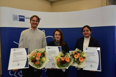 Die Preistr&auml;ger Noah M&uuml;ller, Bernice Klotz und Anjali Wankhede
