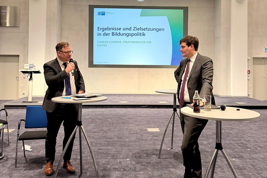 Zwei M&auml;nner im Gespr&auml;ch stehend