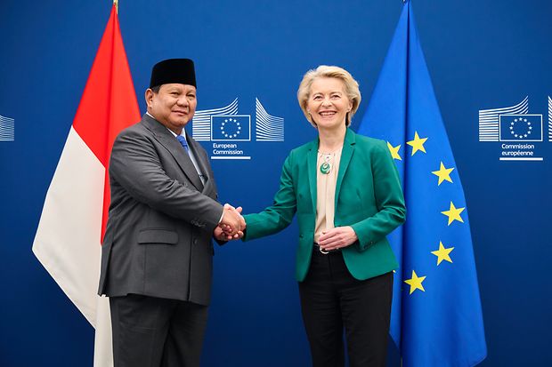 Ursula von der Leyen und der indonesische Pr&auml;sident geben sich die Hand.