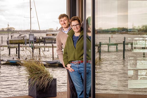 Finn und Sandra Findersen auf ihrer Seagull-Terasse mit Wasser im Hintergrund.