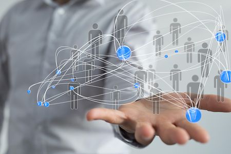 Eine Hand jongliert ein virtuelles Netzwerk aus Personen und Verkn&uuml;pfungspunkten.
