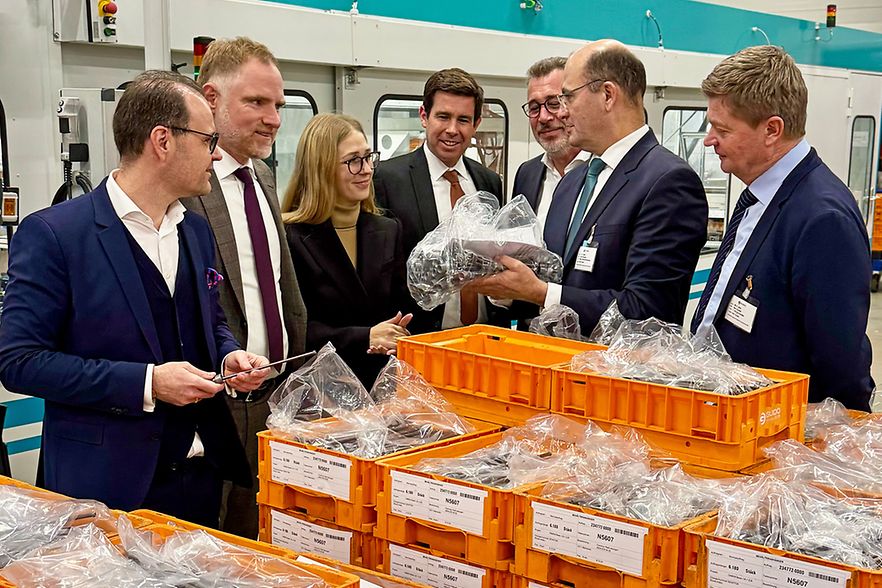 Viktoria Guido in einer Fabrikhalle mit Begleitpersonen
